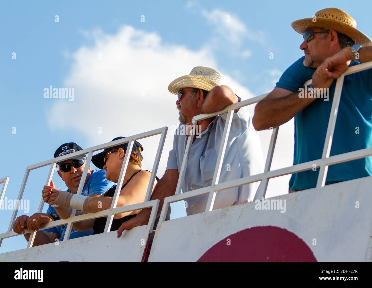 Stierkampfveranstaltung in Spanien, 15. Juni 2014. Zuschauer, die an einer Stierkampfveranstaltung teilnehmen, die die spanische Folklore und das spanische Erbe widerspiegelt. Stockfoto