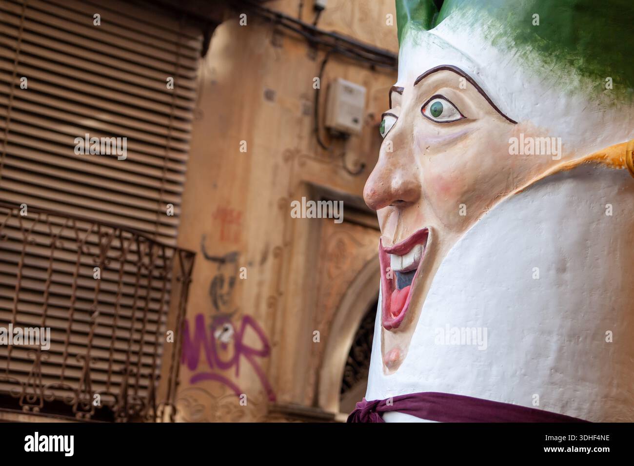 Eine Person, die als calcot-Maskottchen gekleidet ist, nimmt an öffentlichen Feierlichkeiten während der calcotada in Valls, Spanien, Teil. Stockfoto