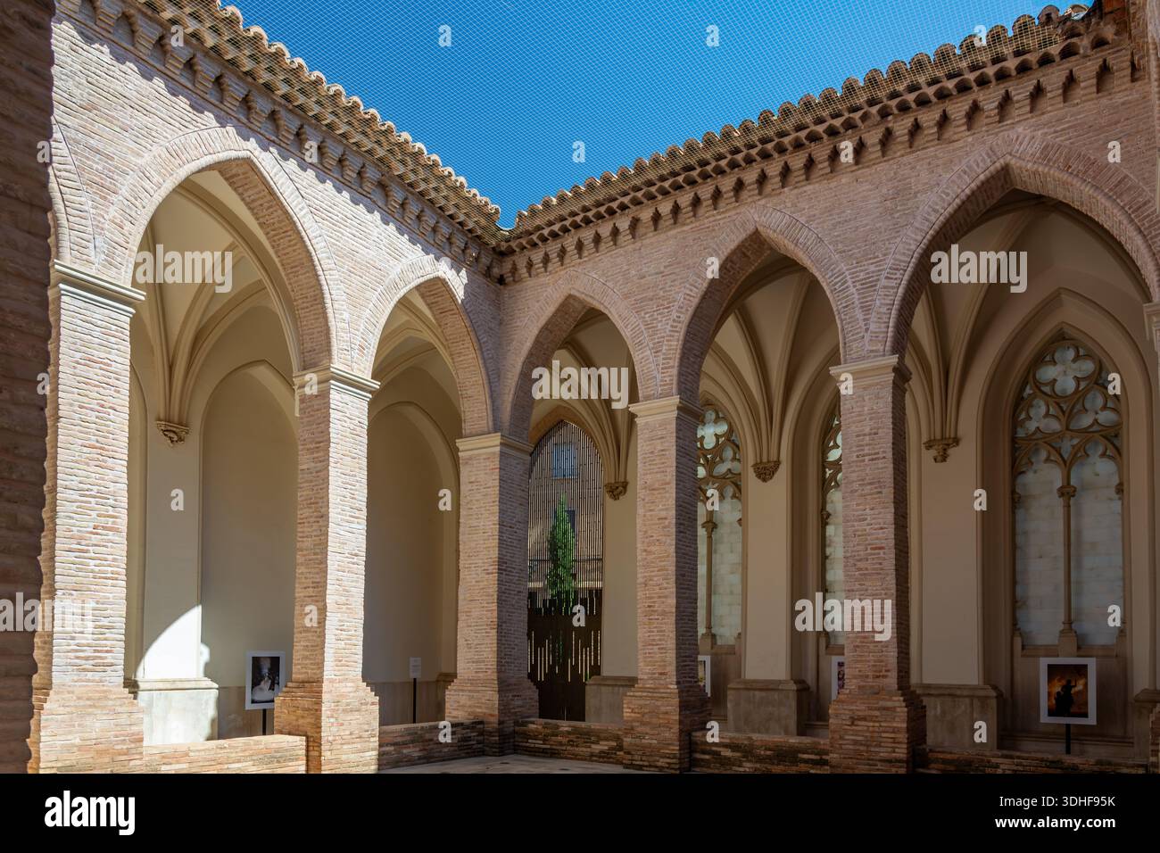 Teruel, Spanien - 15. August 2022: Innenansicht des gotischen Kreuzgangs in der Kirche San Pedro in Teruel mit Spitzbögen, geriffelten Gewölben und Disp Stockfoto
