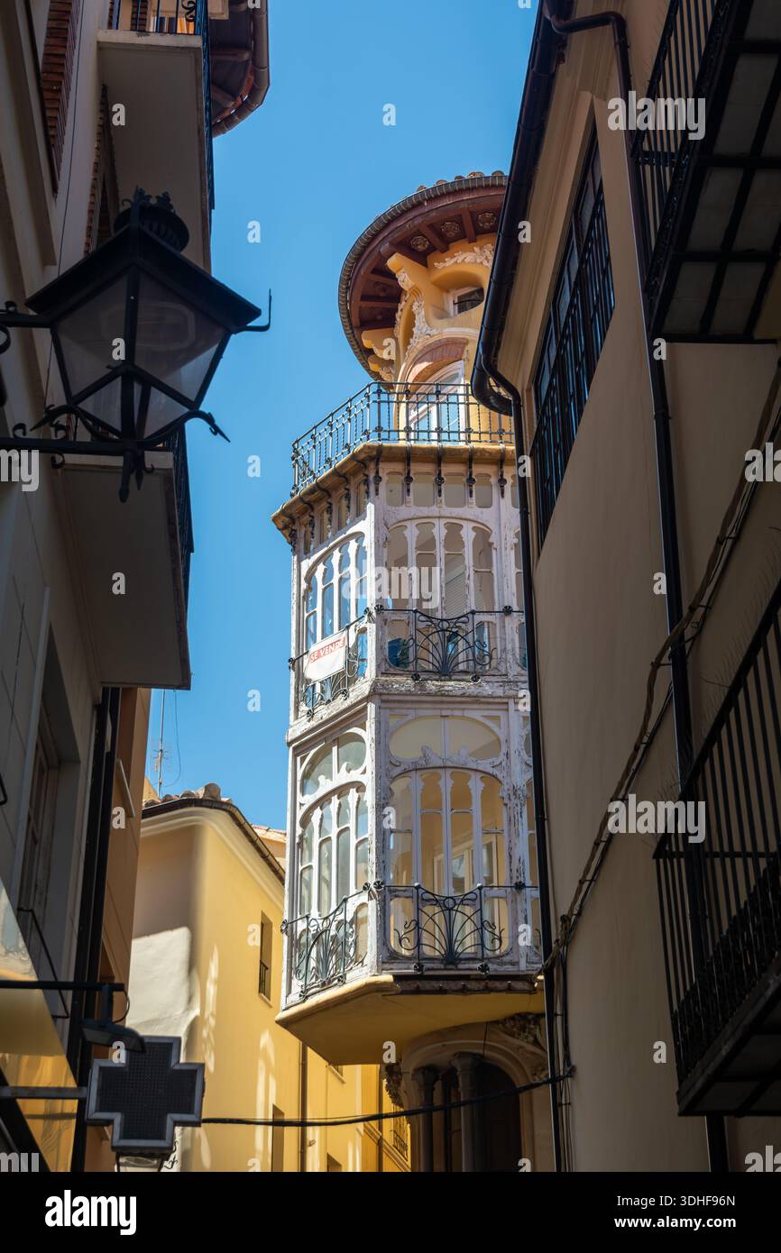 Teruel, Spanien - 15. August 2022: Detaillierte Ansicht des verzierten hölzernen und eisernen mirador der Casa Ferrán, ein bemerkenswertes Beispiel modernistischer Architektur in Th Stockfoto