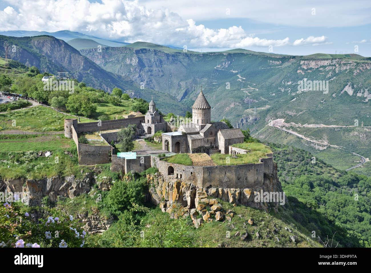 Tatev Kloster in Armenien – ein architektonisches Meisterwerk aus dem 9. Jahrhundert, das auf einer Klippe thront und atemberaubende Ausblicke und ein tiefes spirituelles Erbe bietet. Stockfoto