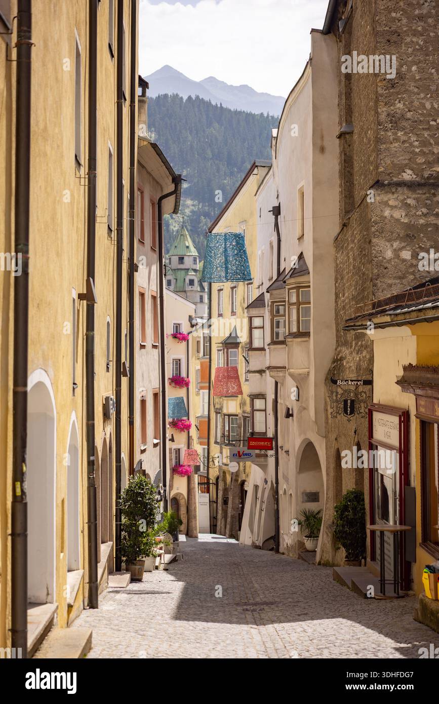 Historische enge Straße in Hall in Tirol, Österreich, Europa. Stockfoto