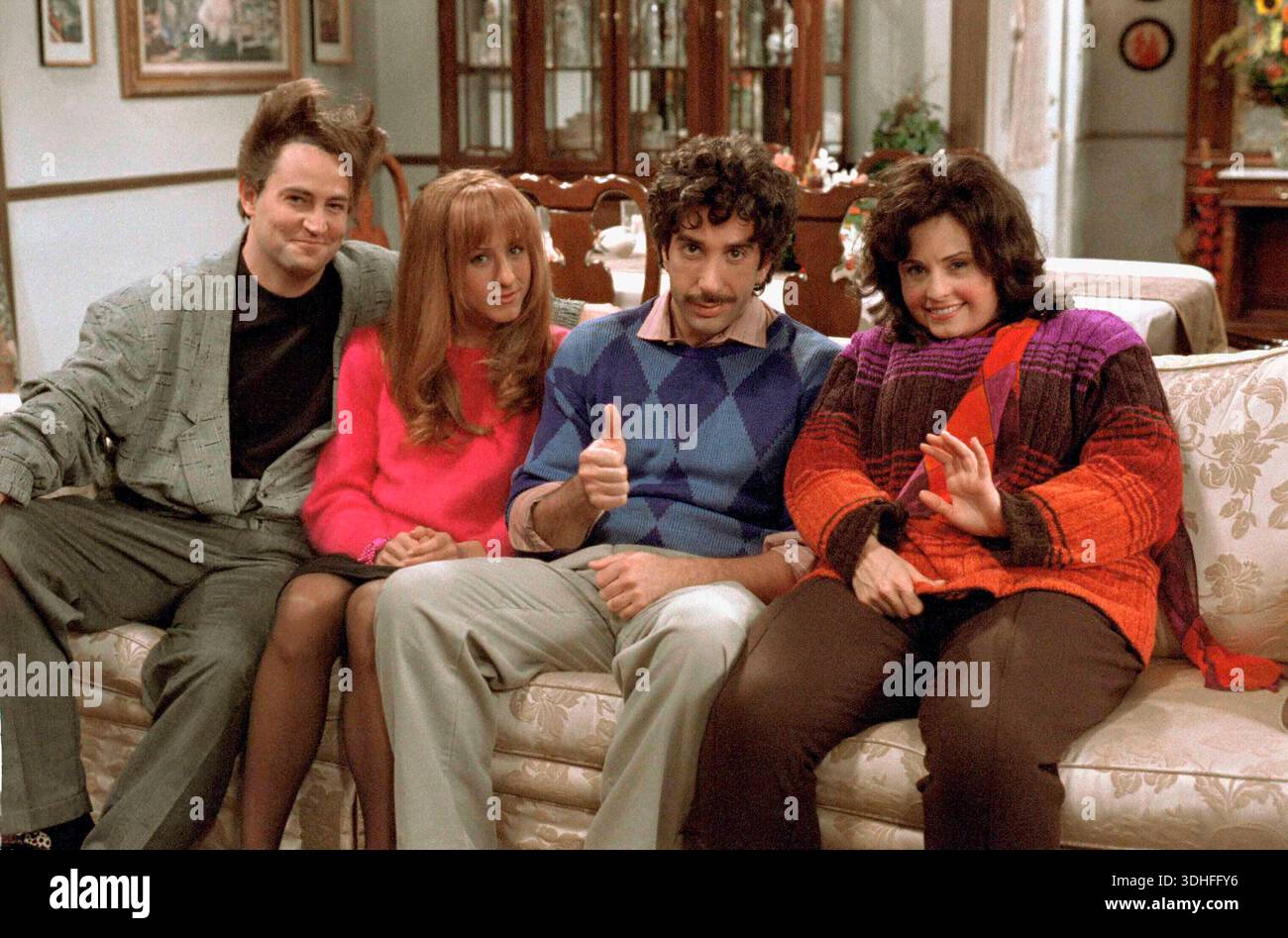 MATTHEW PERRY, JENNIFER ANISTON, DAVID SCHWIMMER & COURTENEY COX ARQUETTEin Friends Staffel 5 „The One with All the Thanksgivings“ Filmstill - Editor Stockfoto