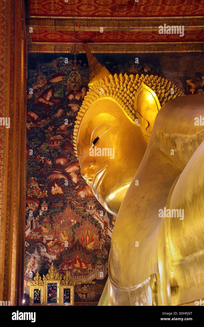 Riesige goldene liegende Buddha-Statue am Wat Pho Tempel in Bangkok, Thailand Stockfoto