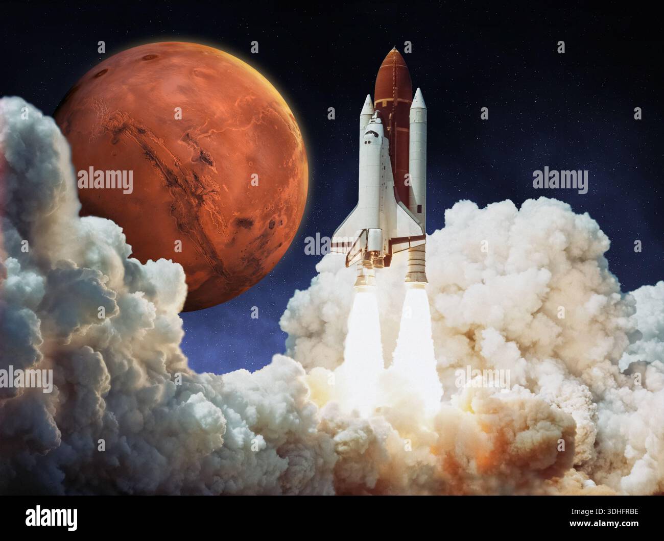Raketenauftrieb. Flug zum Mars. Ein Space Shuttle startet ins All. Raumschifffahrt. Diese Bildelemente wurden von der NASA bereitgestellt. Stockfoto