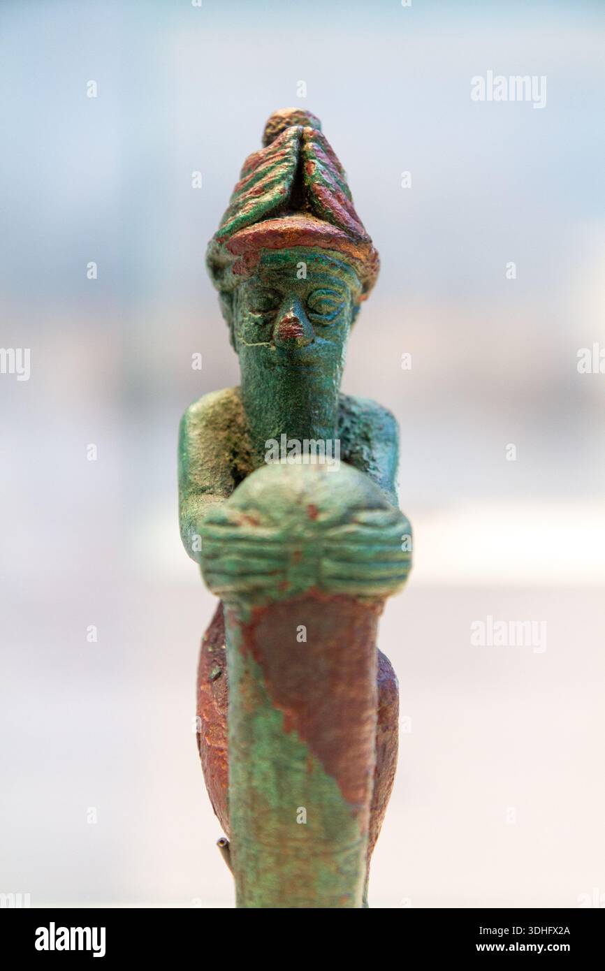 Kniend Gott einen Nagel in den Boden und Tablet zum Gedenken an die Gründung eines Tempels im Namen der Gudea, Fürst der Zustand von Lagash. Stockfoto