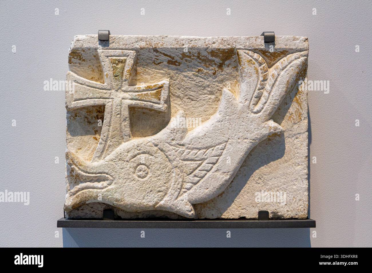 Grabarchitektur-Dekoration: Fisch mit Kreuz, Symbole Jesu Christi. Etwa 400-500 n. Chr. Kalkstein. Aus Armant (Hermonthis), Ägypten. Stockfoto