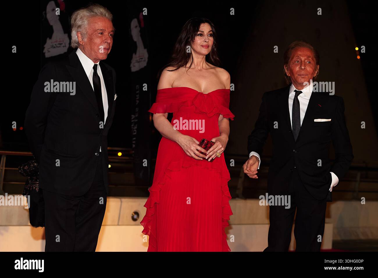 VALENCIA, SPANIEN – 09. FEBRUAR: Giancarlo Giammetti, Monica Bellucci und Valentino Garavani nehmen an der „La Traviata“-Premiere im Palau de Les Arts rein Teil Stockfoto