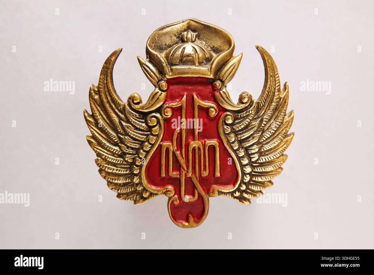 Eine detaillierte Nahaufnahme eines Vintage-Metall-Emblems mit Flügeln und einer Krone, das Symbol des Yogyakarta-Palastes in Indonesien Stockfoto