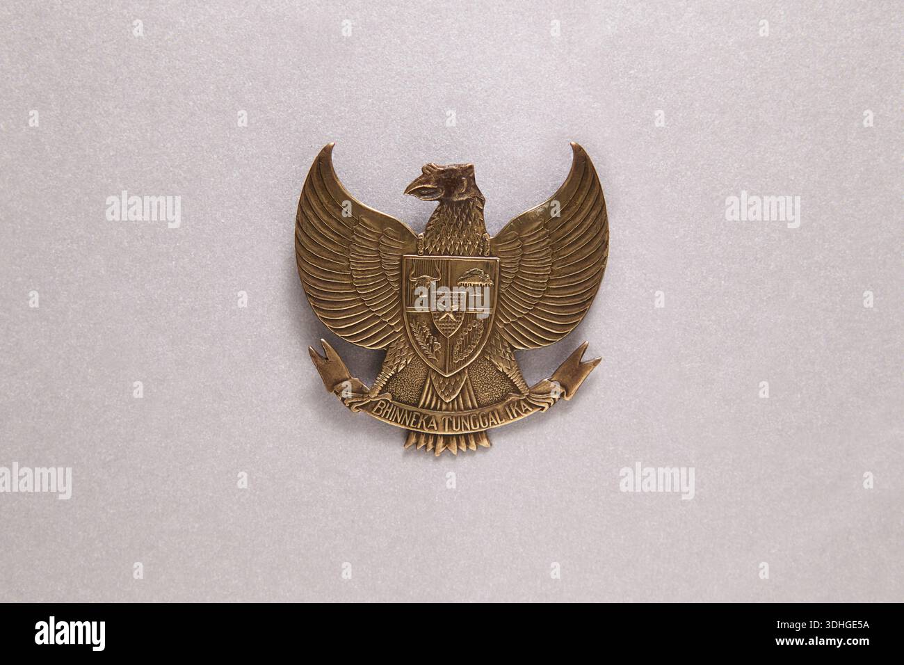 Das goldene Vogelemblem Garuda Pancasila mit detaillierten Flügeln und Schild ist das nationale Symbol der Republik Indonesien Stockfoto