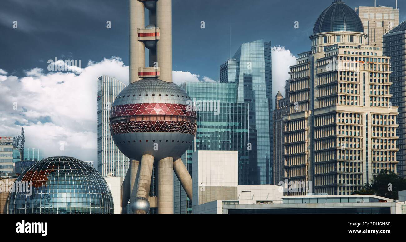 Ikonischer Oriental Pearl Tower und umliegende Wolkenkratzer in Shanghai, China Stockfoto