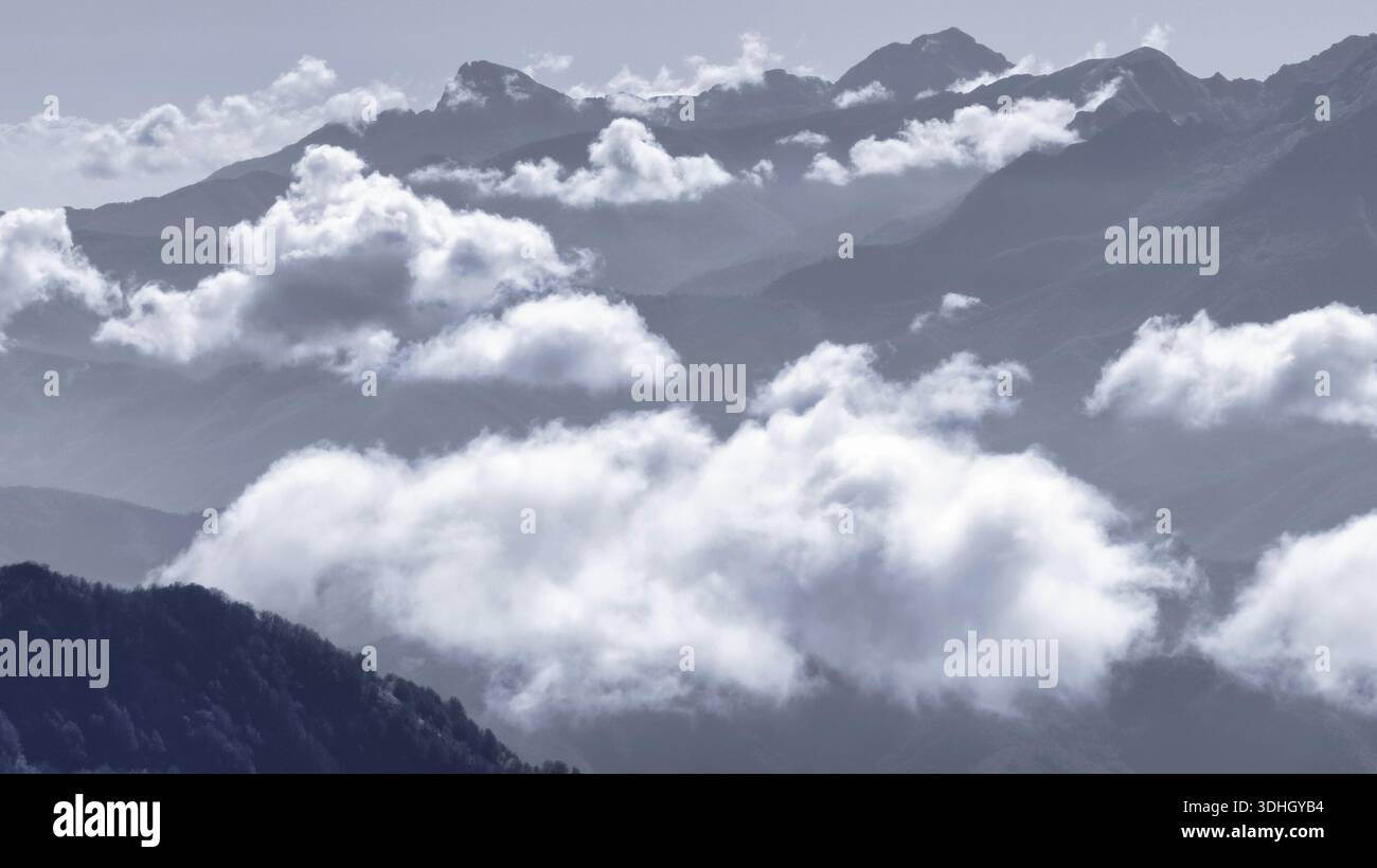 Eine dramatische, kontrastreiche Landschaft des italienischen Apennin mit dunklen Silhouetten zerklüfteter Gipfel. Stockfoto