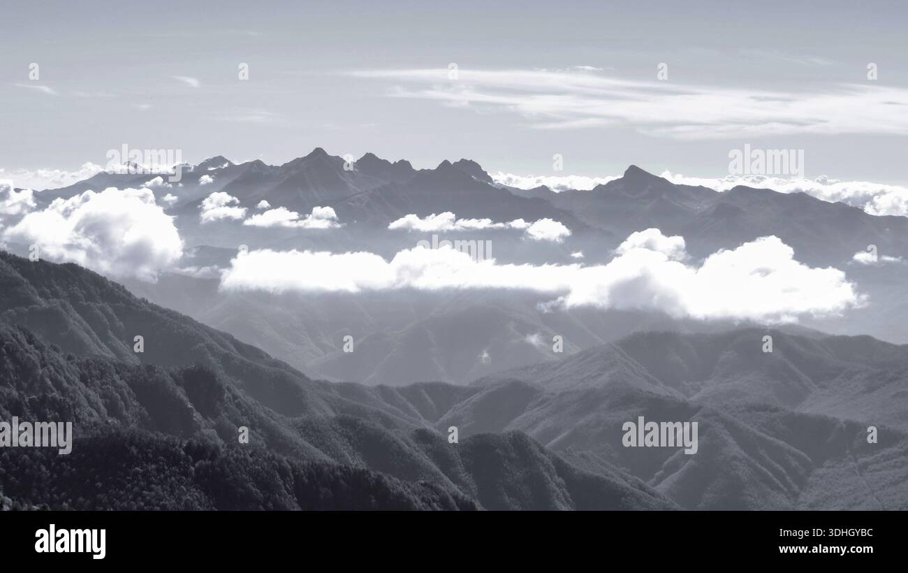 Eine dramatische, kontrastreiche Landschaft des italienischen Apennin mit dunklen Silhouetten zerklüfteter Gipfel. Stockfoto