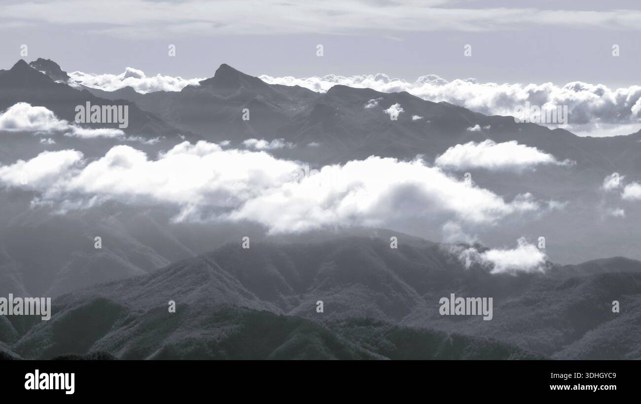 Eine dramatische, kontrastreiche Landschaft des italienischen Apennin mit dunklen Silhouetten zerklüfteter Gipfel. Stockfoto