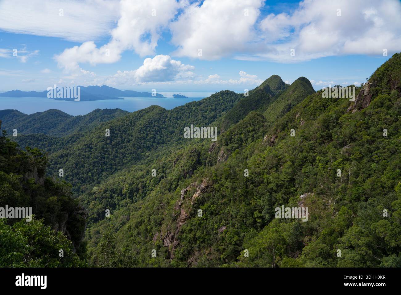 Blick auf die Berge und Inseln von der Aussichtsplattform Langkawi Skybridge Stockfoto