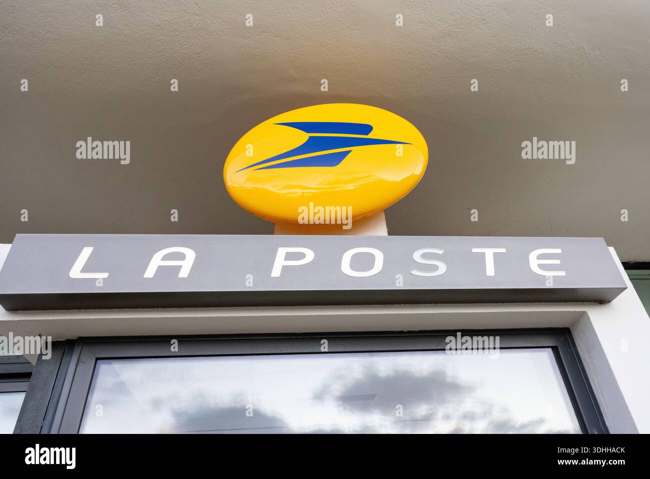 Calais, Frankreich – 1. März 2025: Postgebäude La Poste in der Stadt, das den Zugang zu den öffentlichen Postdiensten und der alltäglichen Verwaltung veranschaulicht Stockfoto