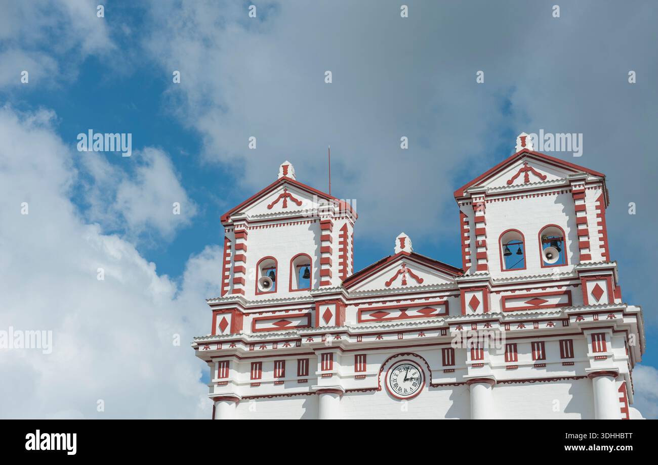 Guatape Kolumbien verzierten Iglesia La Immaculada an der Plaza Simon Bolivar. Stockfoto
