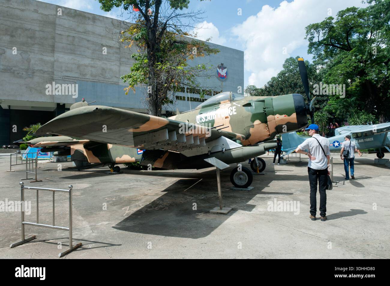 Ho-Chi-Minh-Stadt / HCMC / Saigon Vietnam Kriegsopfermuseum. US-Luftwaffe Douglas A1 Skyraider Flugzeuge in den Gärten. Stockfoto