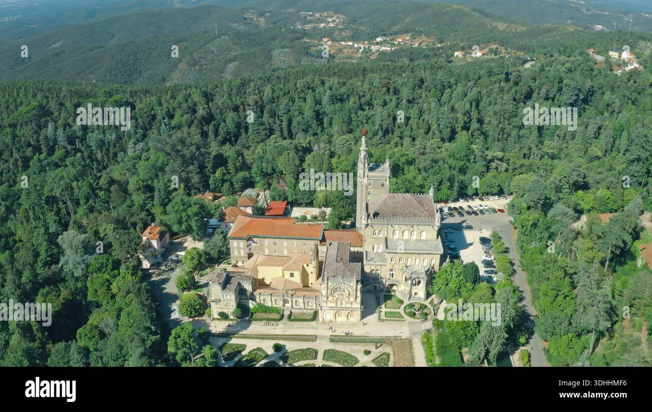 Blick von oben auf das schöne Gebäude Bussaco Palace in Luso Portugal umgeben von grünen Parkbäumen Wald Berge Garten portugiesische Architektur Kultur Stockfoto