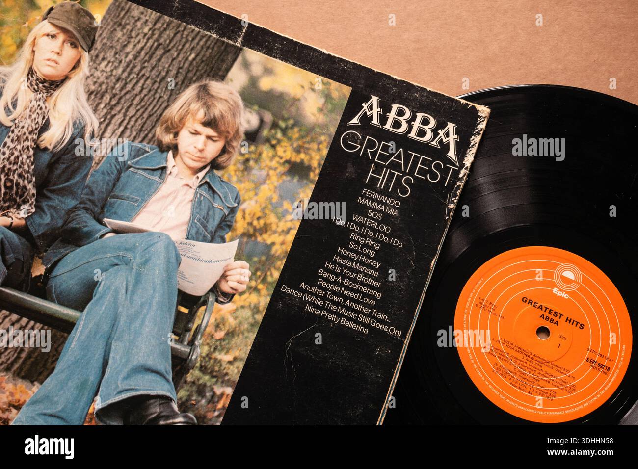 'ABBA' - 'Greatest Hits'-Vinyl-Album mit Cover mit Agnetha Fältskog und Björn Ulvaeus, isoliert auf hellem, glattem Hintergrund, oberer Winkel Stockfoto
