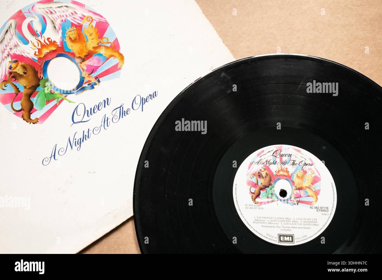 'Queen' - 'A Night at the Opera'-Vinyl mit Cover, isoliert auf hellem, glattem Hintergrund, oberer Winkel aufgenommen Stockfoto