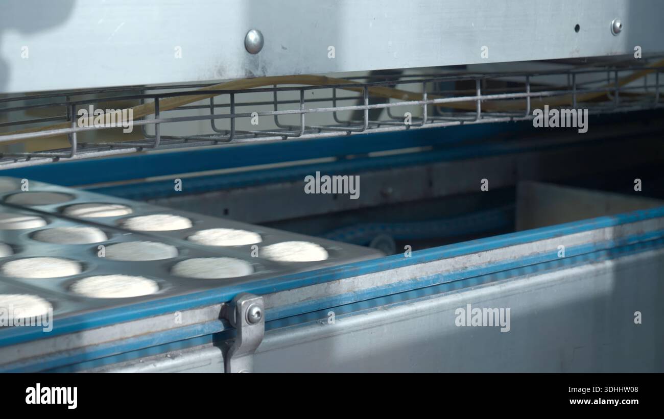 Industriesystem Mit Fortschrittlicher Automatisierung Zur Effizienten Herstellung Von Muffins Mit Hoher Geschwindigkeit Stockfoto