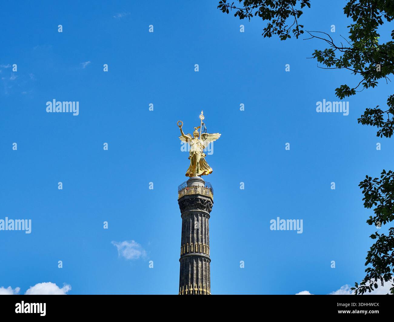 goldene victoria nike Statue auf der siegessäule gegen den blauen Himmel, berlin Stockfoto