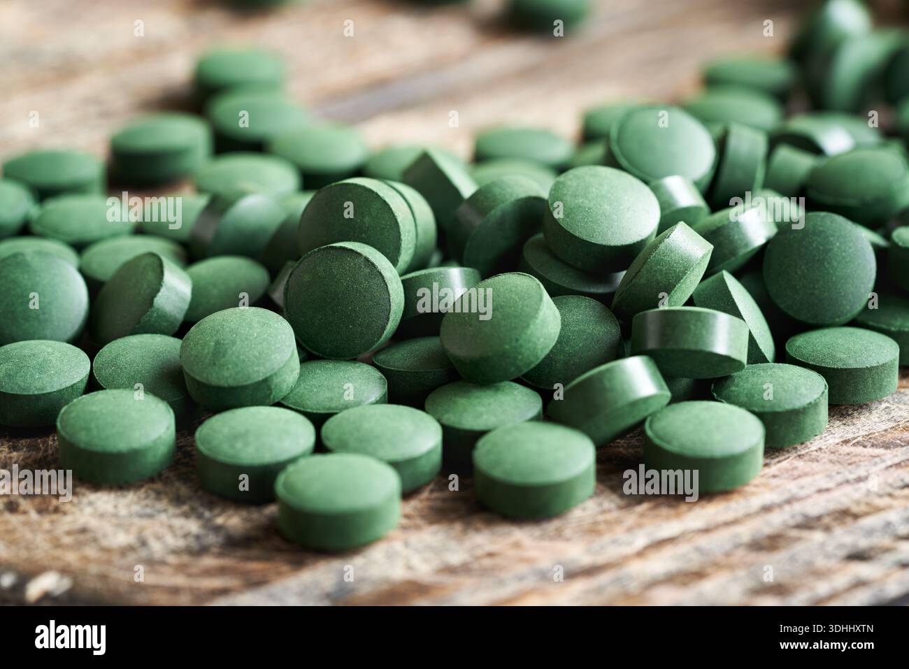 Spirulina Algentabletten auf einem Holztisch Stockfoto