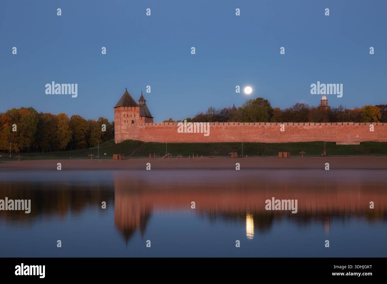 Blick auf die Mauern und Türme des Kremls Nowgorod früh am Morgen bei Sonnenaufgang. Stadtbild, Nowgorod der große, Russland Stockfoto