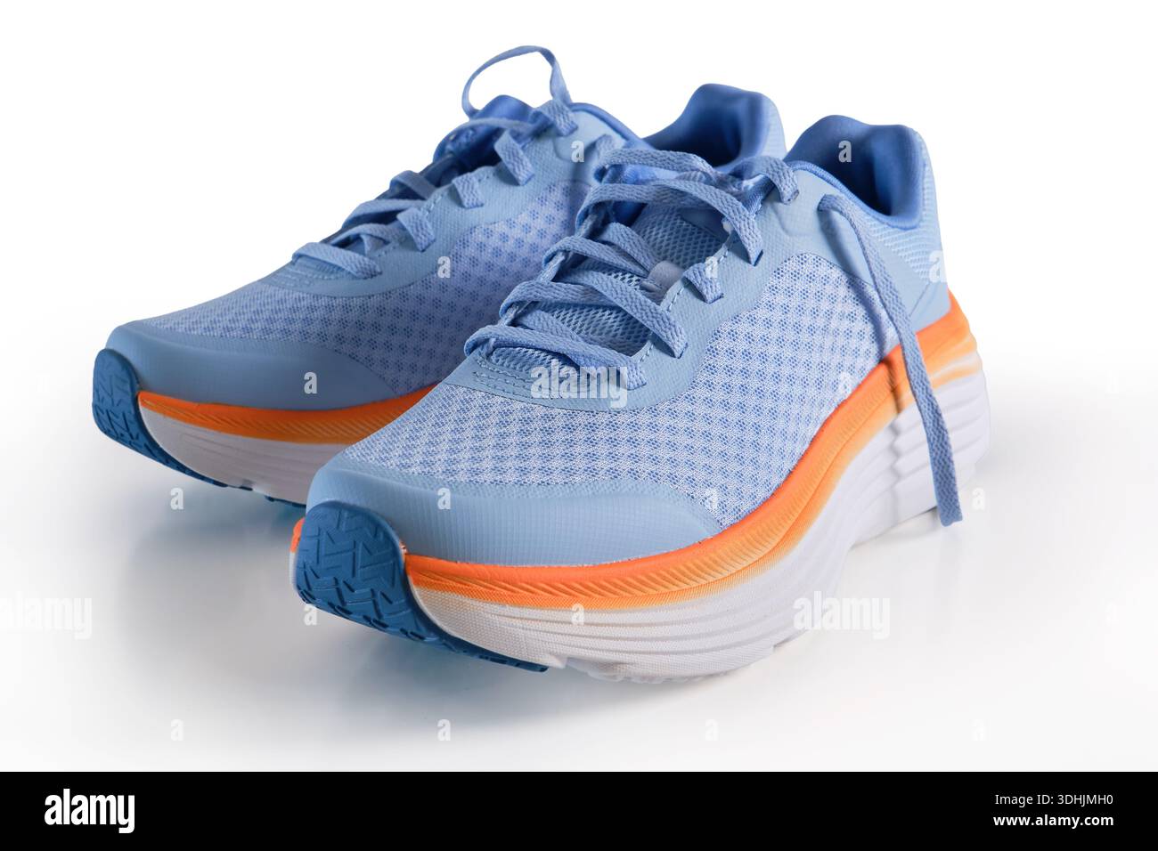 Ein Paar blaue Laufschuhe mit orangefarbenen Akzenten und Mesh-Material Stockfoto