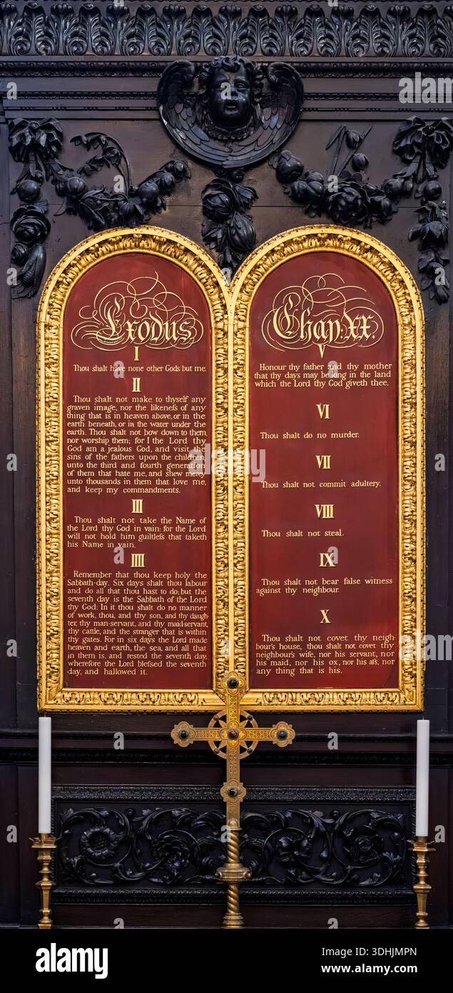 Die zehn Gebote aus dem Buch Exodus in der Bibel über dem Altar in St. Stephen Walbrook, einer Kirche von Christopher Wren, London EC4, England Stockfoto