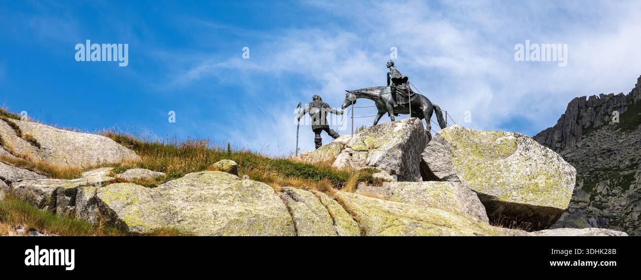 Gotthardpass, Schweiz - 14. August 2025: Reiterskulptur am Gotthardpass des russischen Generals Alexander Suworow, der die Schweiz vor i rettete Stockfoto