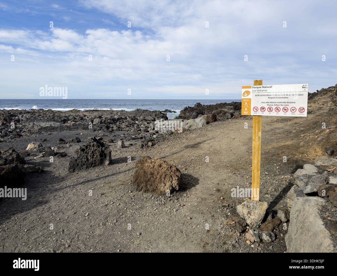 Reiseleiter auf dem Wanderweg Ruta de Litoral durch die südlichen Vulkanfelder des Timanfaya Nationalparks, El Golfo, Lanzarote, Kanarische Inseln, Sp Stockfoto