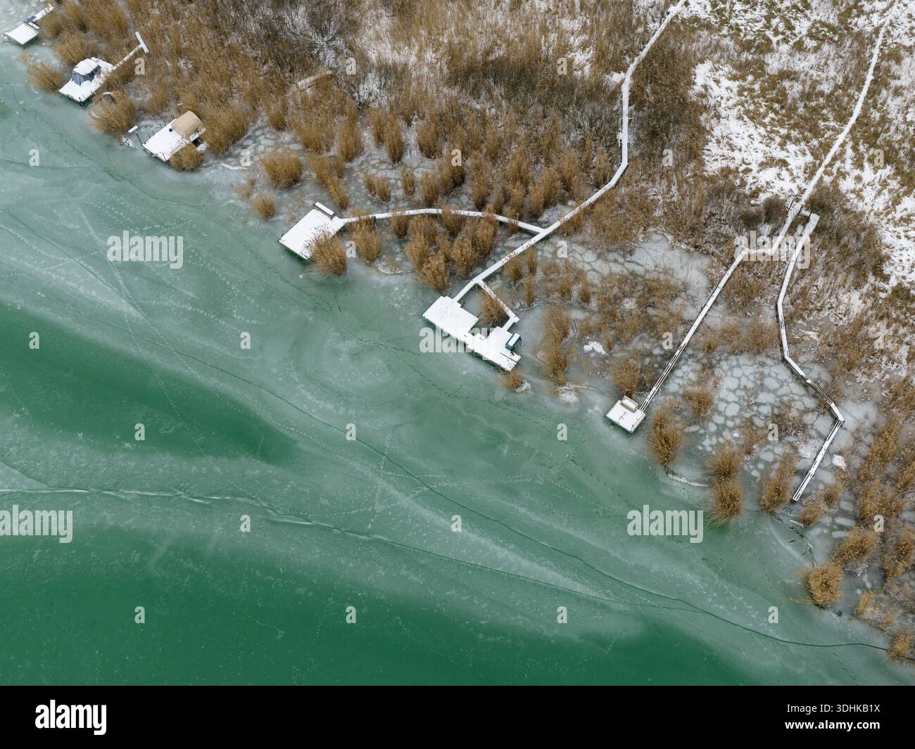 Aufgrund ungewöhnlicher Kälte ist der Balaton um 2026 Uhr gefroren. Erstaunliche Farben, Formen und Formungen sind auf diesem Foto zu sehen. Eigentlich ganz im See Stockfoto