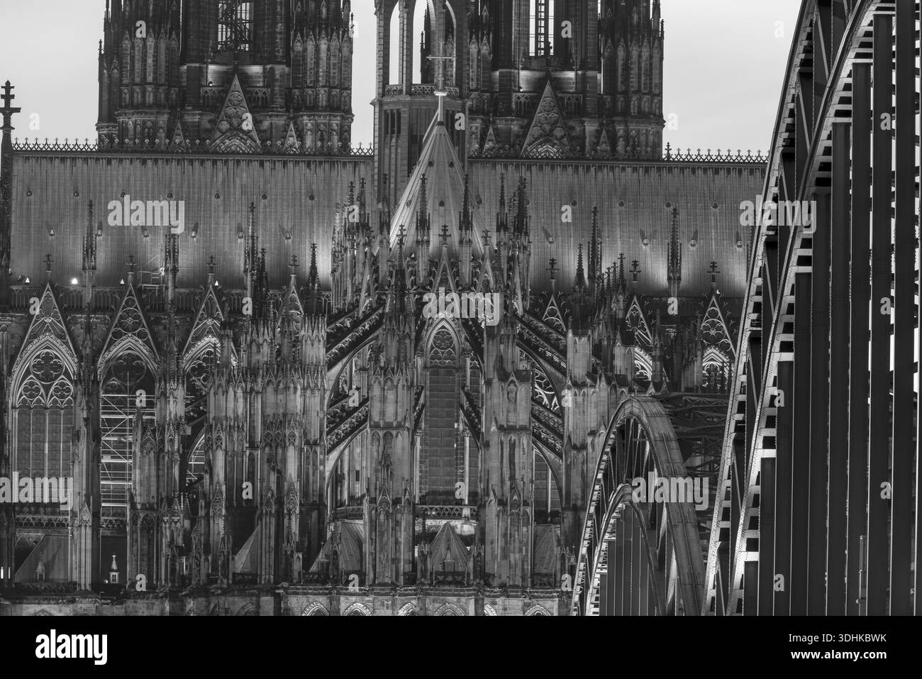 Abendliche Atmosphäre, mit LED-Lampen beleuchteter Kölner Dom und Hohenzollernbrücke, Köln, Nordrhein-Westfalen, Deutschland Stockfoto