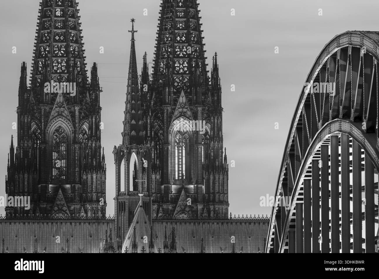 Abendliche Atmosphäre, mit LED-Lampen beleuchteter Kölner Dom und Hohenzollernbrücke, Köln, Nordrhein-Westfalen, Deutschland Stockfoto