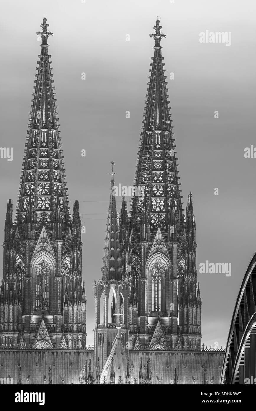 Abendliche Atmosphäre, mit LED-Lampen beleuchteter Kölner Dom und Hohenzollernbrücke, Köln, Nordrhein-Westfalen, Deutschland Stockfoto