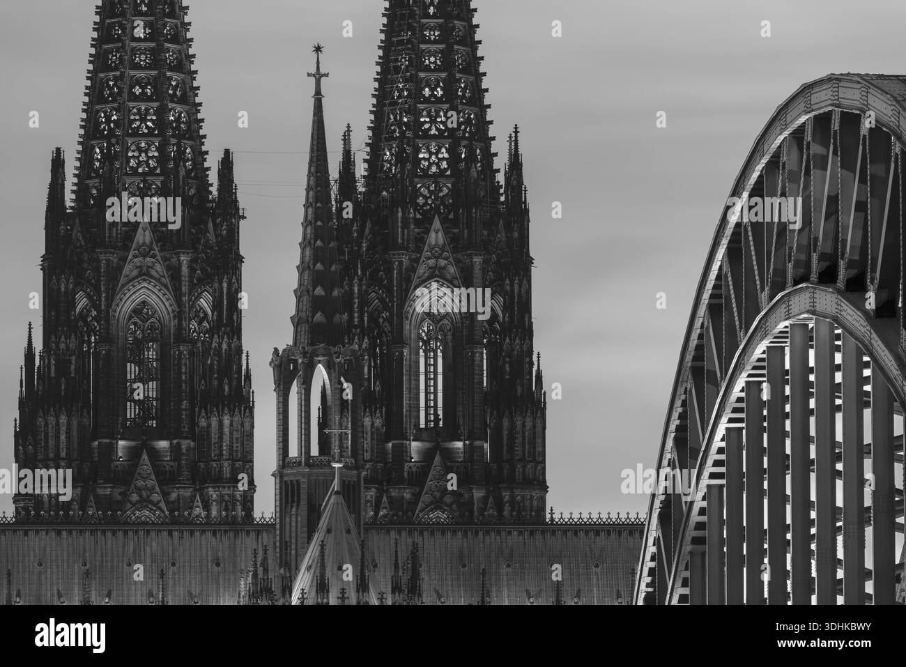 Abendliche Atmosphäre, mit LED-Lampen beleuchteter Kölner Dom und Hohenzollernbrücke, Köln, Nordrhein-Westfalen, Deutschland Stockfoto