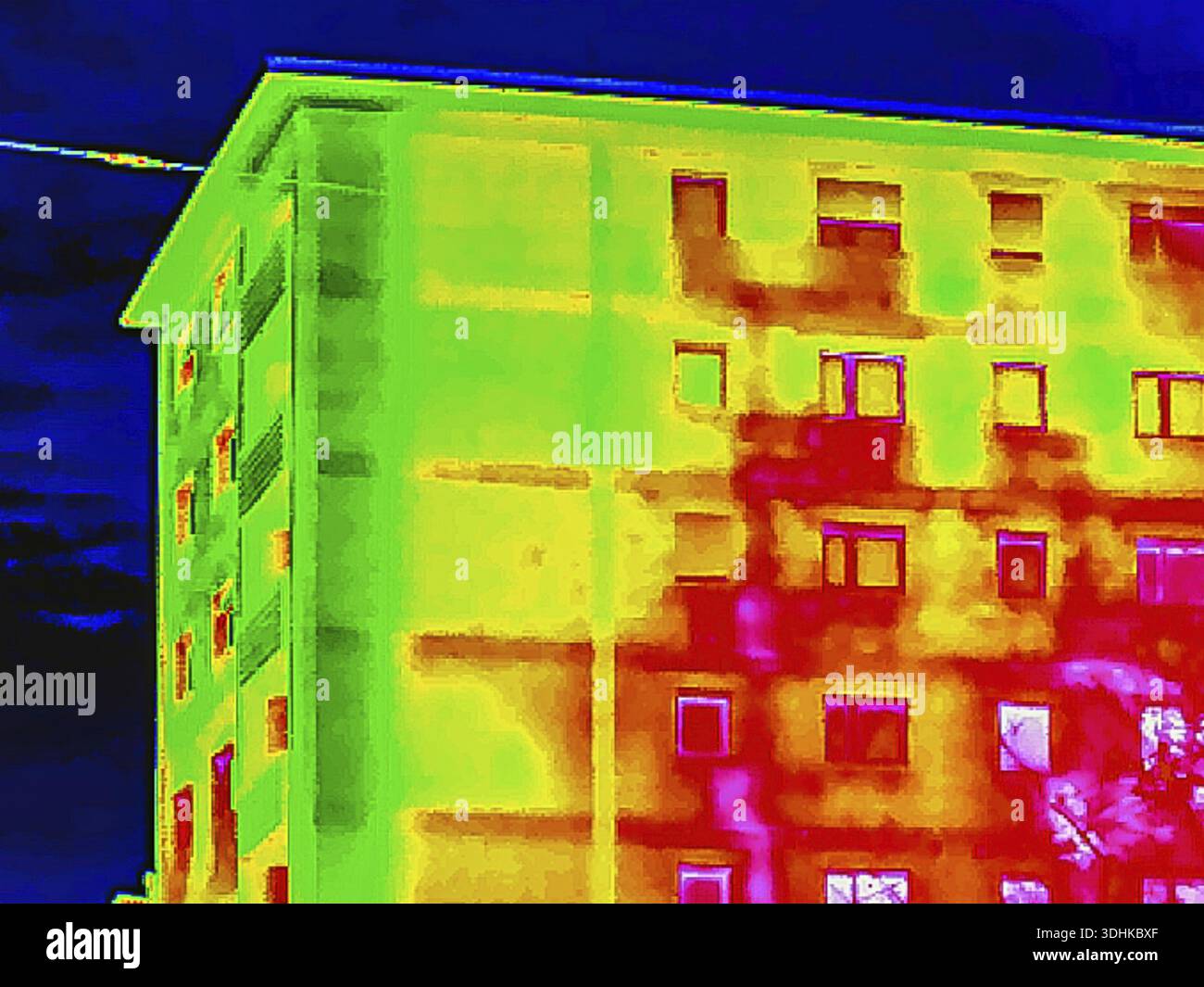 Wärmebild oder Thermografie, symbolisches Foto, interpoliert. Das Foto zeigt Bereiche mit Wärmeverlusten in einem Gebäude. Stuttgart, Baden-Württemberg, Deutschland Stockfoto