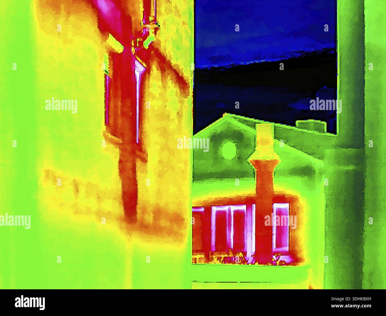 Wärmebild oder Thermografie, symbolisches Foto, interpoliert. Das Foto zeigt Bereiche mit Wärmeverlusten in einem Gebäude. Stuttgart, Baden-Württemberg, Deutschland Stockfoto
