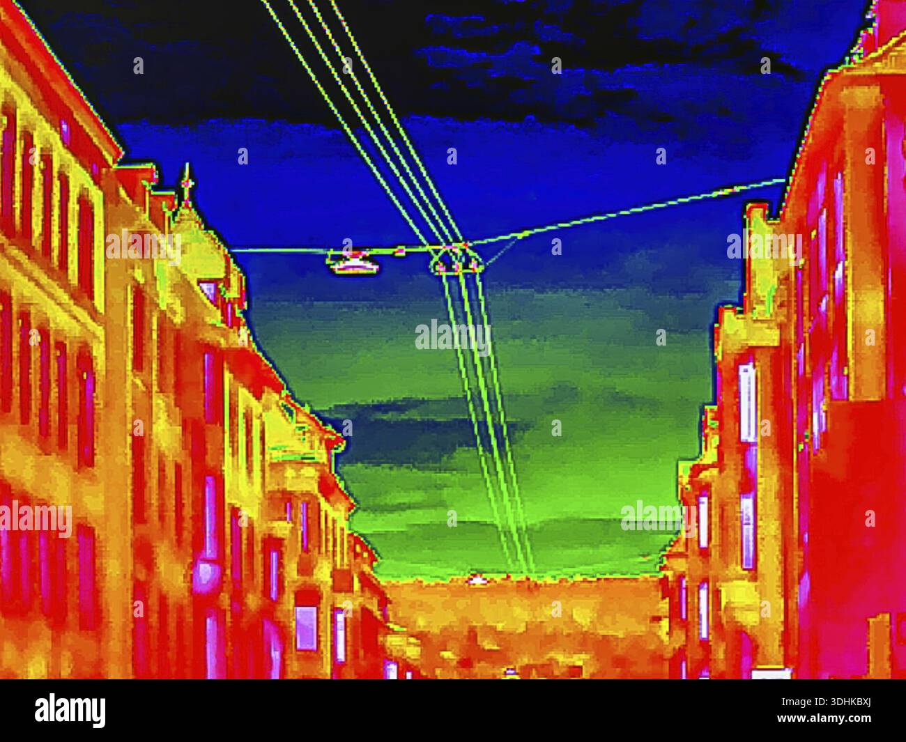 Wärmebild oder Thermografie, symbolisches Foto, interpoliert. Das Foto zeigt Bereiche mit Wärmeverlusten in einem Gebäude. Stuttgart, Baden-Württemberg, Deutschland Stockfoto