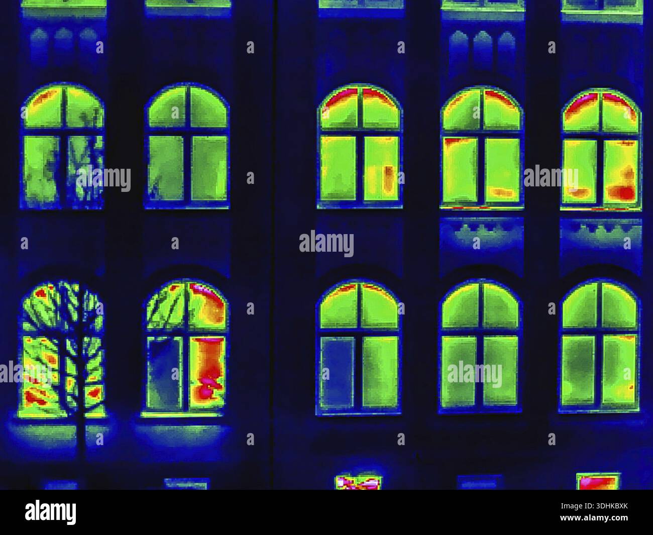 Wärmebild oder Thermografie, symbolisches Foto, interpoliert. Das Foto zeigt Bereiche mit Wärmeverlusten in einem Gebäude. Stuttgart, Baden-Württemberg, Deutschland Stockfoto