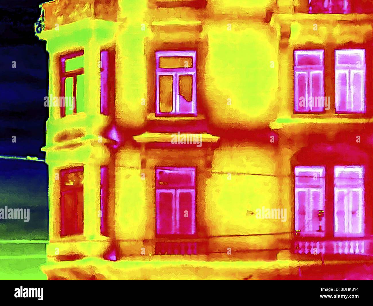 Wärmebild oder Thermografie, symbolisches Foto, interpoliert. Das Foto zeigt Bereiche mit Wärmeverlusten in einem Gebäude. Stuttgart, Baden-Württemberg, Deutschland Stockfoto