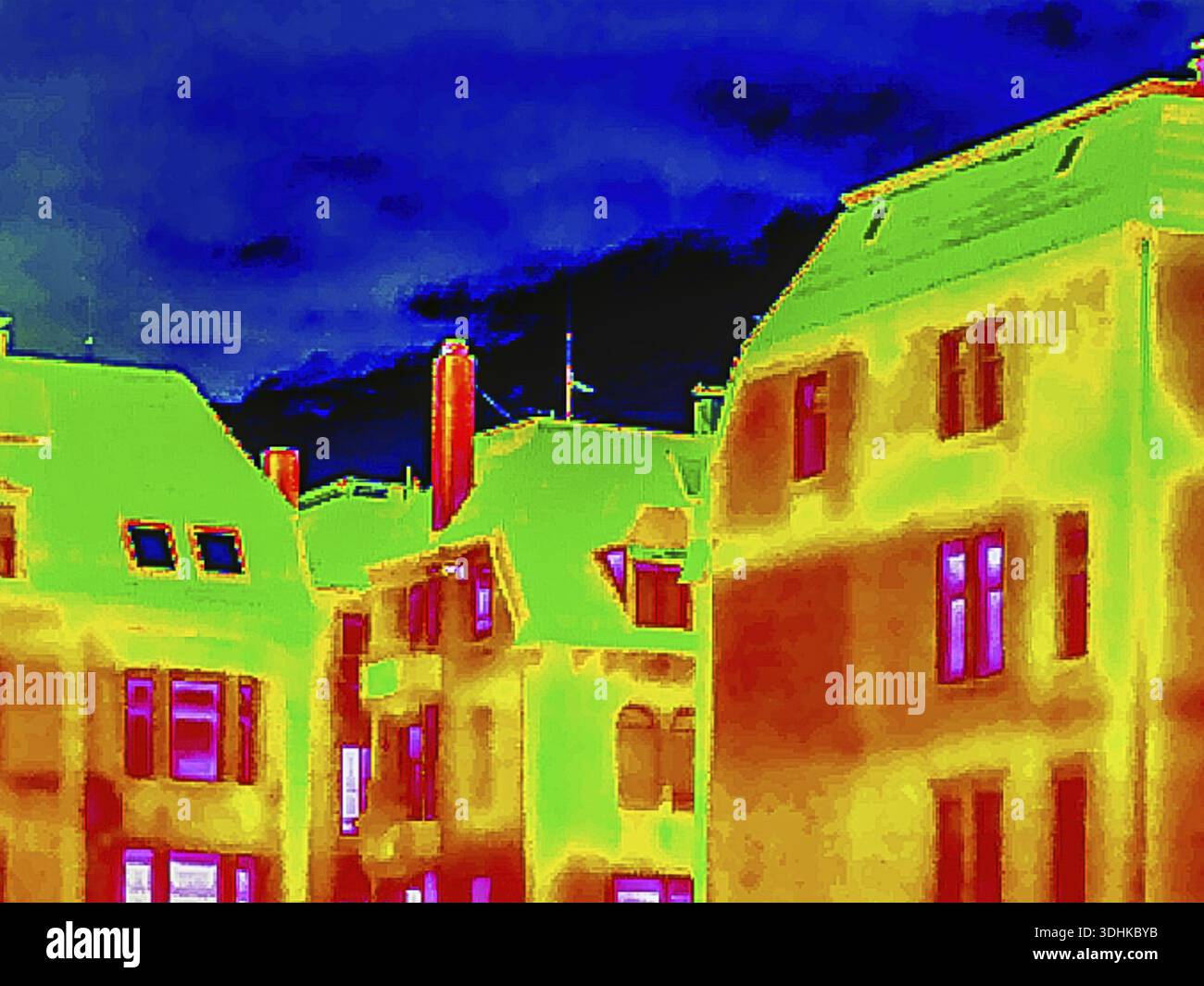 Wärmebild oder Thermografie, symbolisches Foto, interpoliert. Das Foto zeigt Bereiche mit Wärmeverlusten in einem Gebäude. Stuttgart, Baden-Württemberg, Deutschland Stockfoto