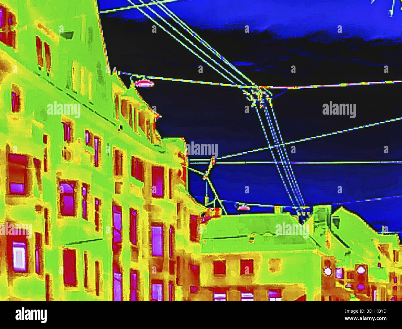 Wärmebild oder Thermografie, symbolisches Foto, interpoliert. Das Foto zeigt Bereiche mit Wärmeverlusten in einem Gebäude. Stuttgart, Baden-Württemberg, Deutschland Stockfoto