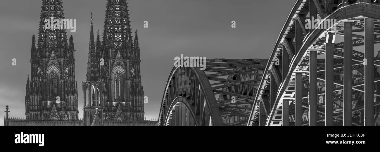 Abendliche Atmosphäre, mit LED-Lampen beleuchteter Kölner Dom und Hohenzollernbrücke, Köln, Nordrhein-Westfalen, Deutschland Stockfoto