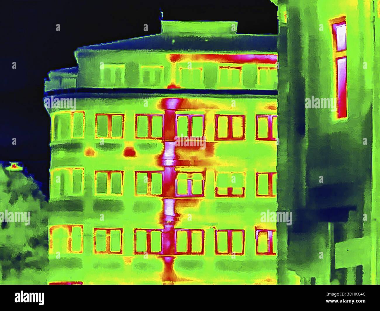Wärmebild oder Thermografie, symbolisches Foto, interpoliert. Das Foto zeigt Bereiche mit Wärmeverlusten in einem Gebäude. Stuttgart, Baden-Württemberg, Deutschland Stockfoto