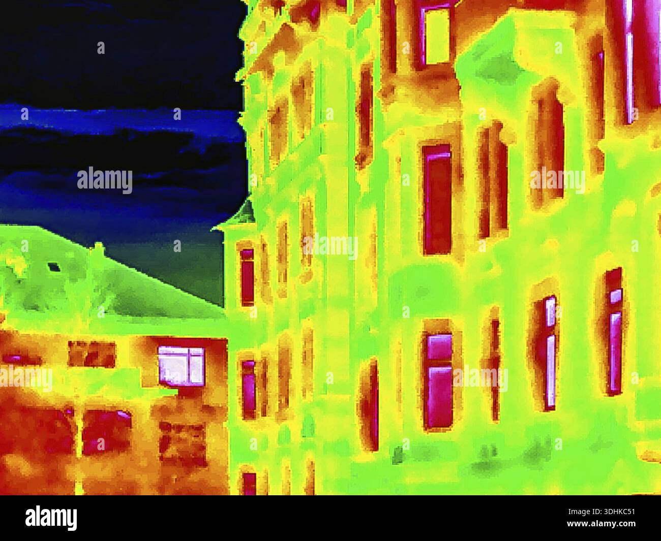 Wärmebild oder Thermografie, symbolisches Foto, interpoliert. Das Foto zeigt Bereiche mit Wärmeverlusten in einem Gebäude. Stuttgart, Baden-Württemberg, Deutschland Stockfoto