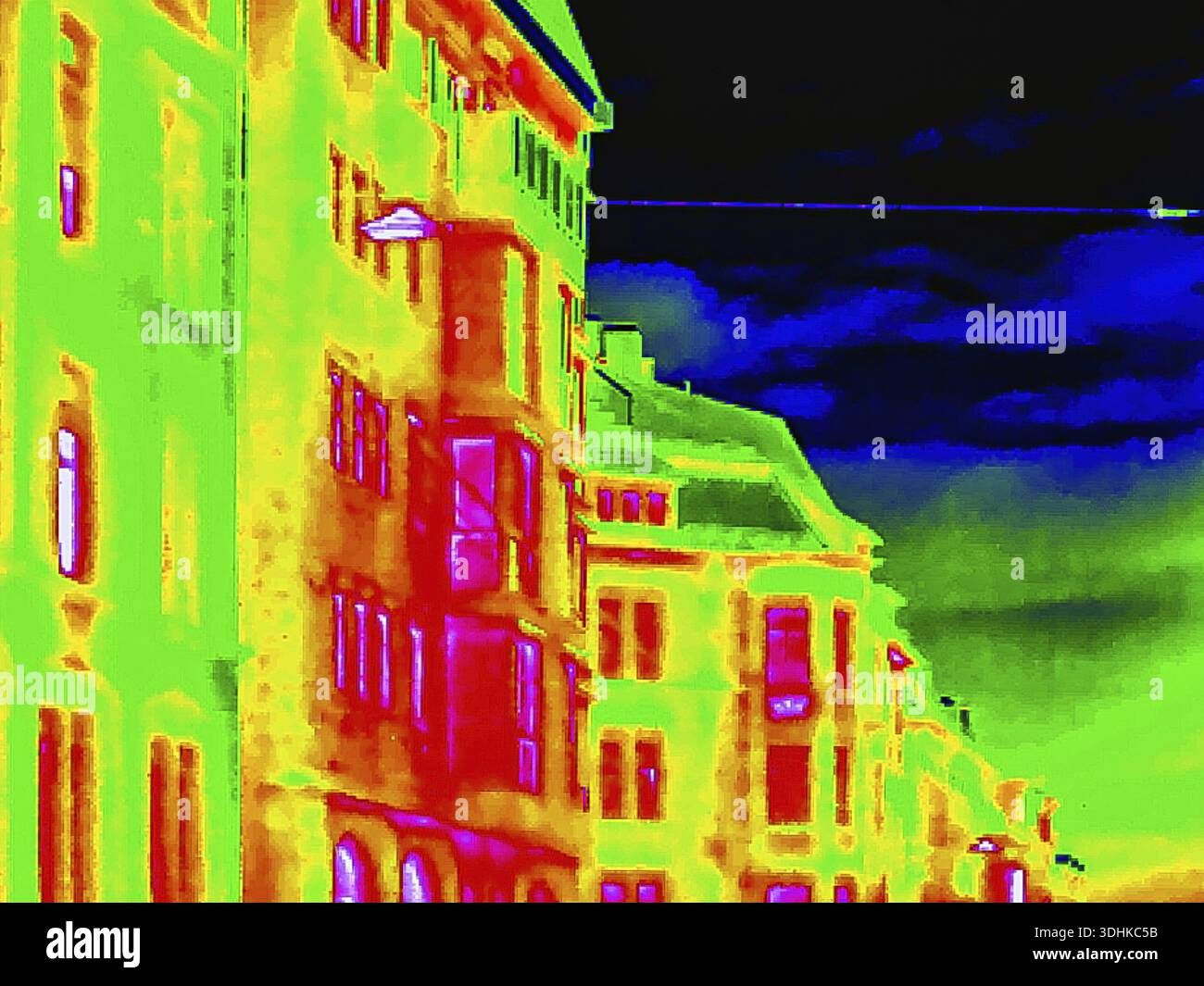 Wärmebild oder Thermografie, symbolisches Foto, interpoliert. Das Foto zeigt Bereiche mit Wärmeverlusten in einem Gebäude. Stuttgart, Baden-Württemberg, Deutschland Stockfoto