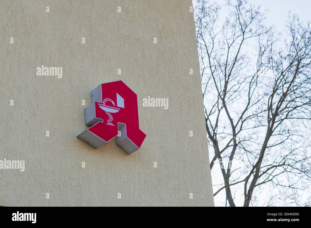 Lübben, 20. Januar 2026: Ein Apothekenschild an der Wand einer Apotheke. Stockfoto